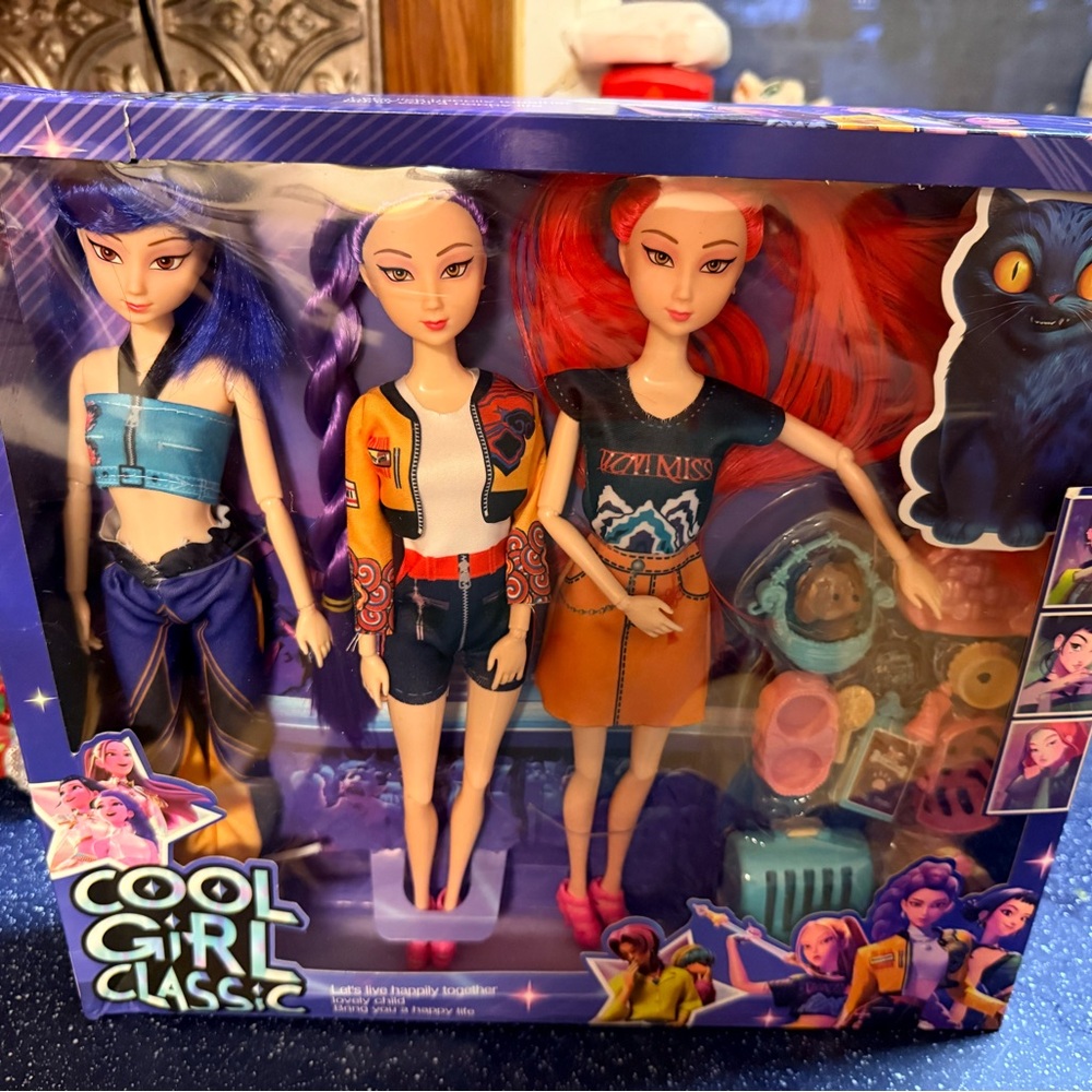 ⭐️ Cool Girl Classic K-Pop Demon Hunter Doll Set – New